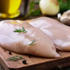 Jak długo gotować pierś z kurczaka, aby uniknąć surowego mięsa?