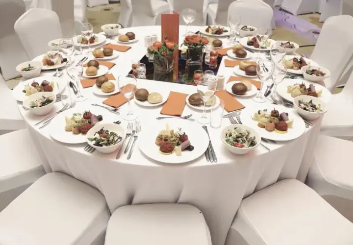Ile kosztuje catering na 60 osób? Sprawdź ceny i opcje menu