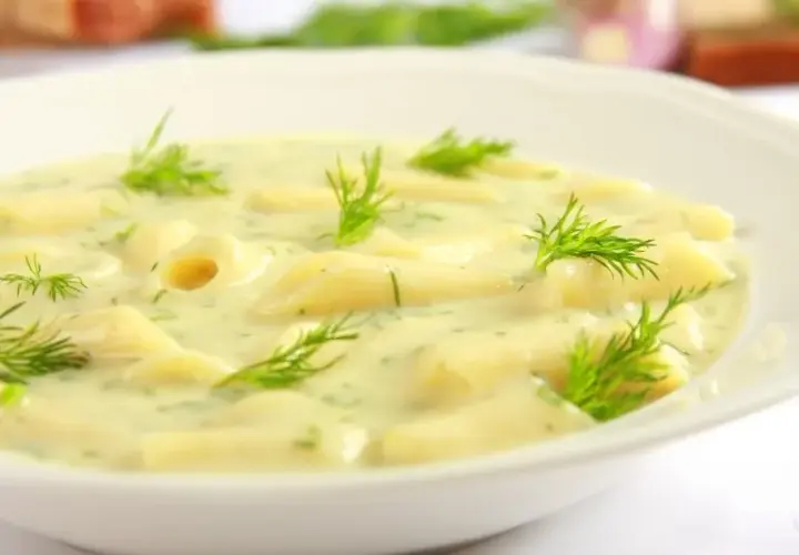 Jakie zupy z makaronem? Pyszne przepisy na każdą okazję