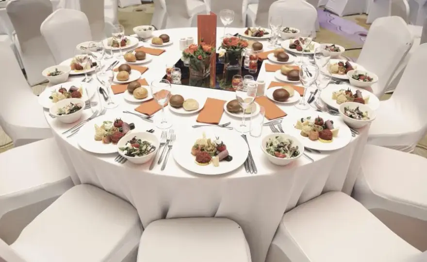 Ile kosztuje catering na 60 osób? Sprawdź ceny i opcje menu