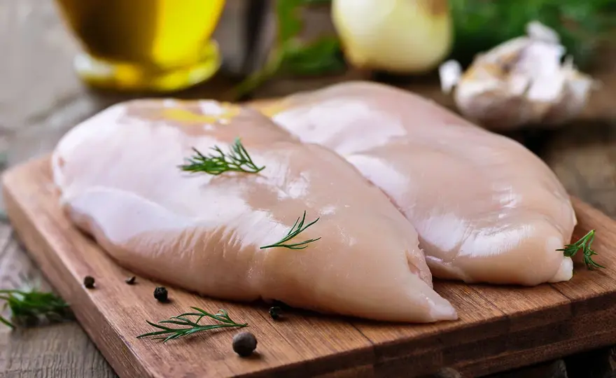 Jak długo gotować pierś z kurczaka, aby uniknąć surowego mięsa?
