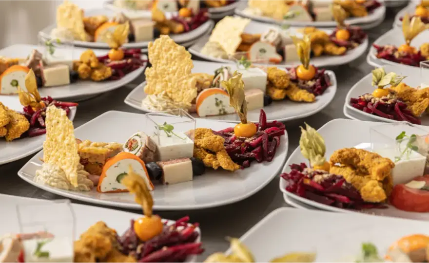 Catering ile od osoby: poznaj koszty i oszczędź na imprezie
